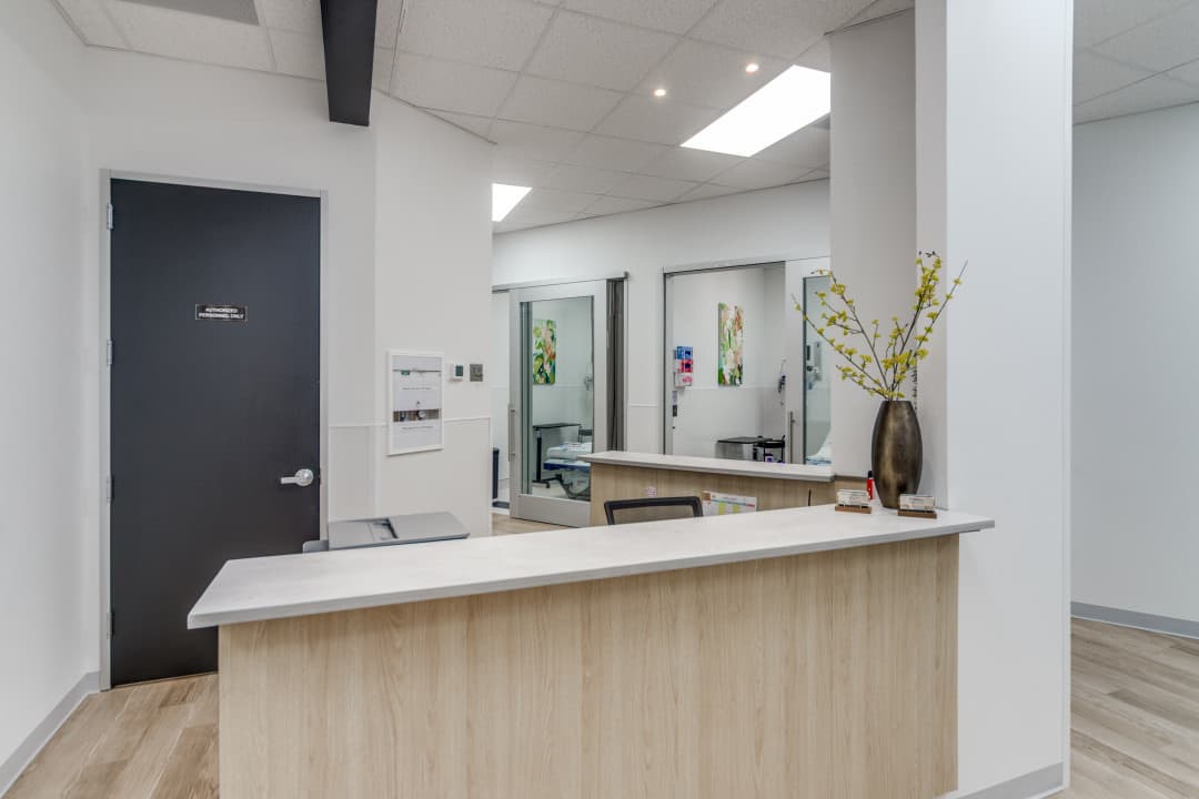 Medical station with patient care rooms and treatment area access