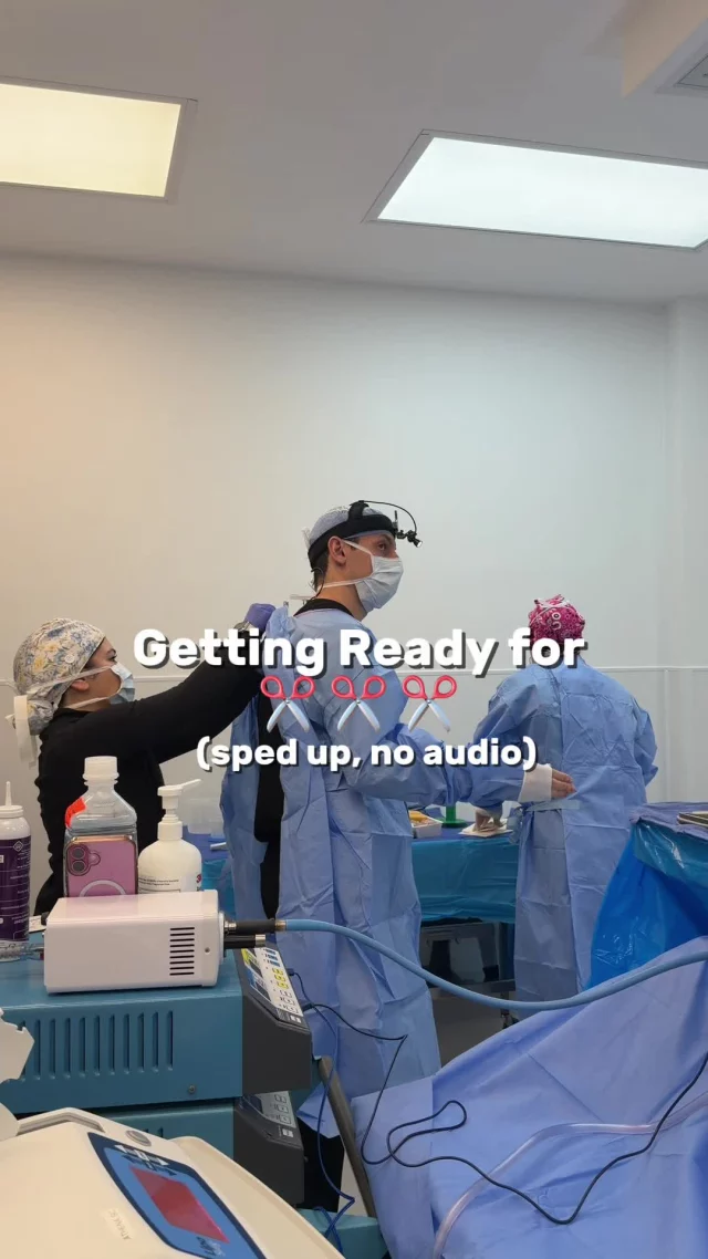 Behind every surgery is the careful ritual of scrubbing in—because sterility saves lives 💙
ㅤ
#PlasticSurgeonSanAntonio #ScrubbingIn #Surgery